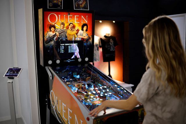 Máquina de pinball dedicada a Queen en la tienda &#039;Queen: The Greatest&#039; inagurada en Londres.