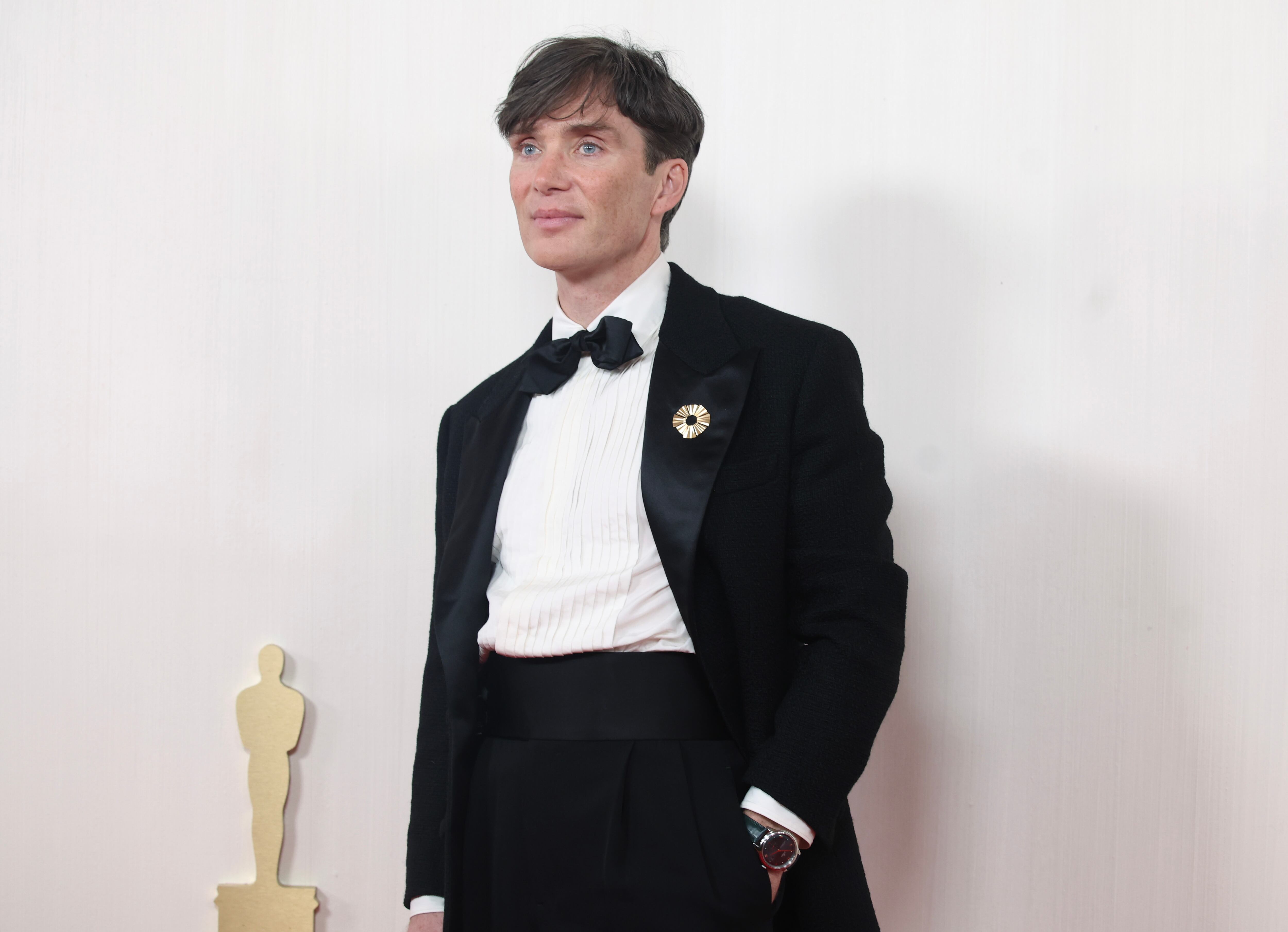 Cillian Murphy representó el aspecto más clásico de los actores, directores, productores de la ceremonia que reivindicaron el esmoquin. Pero el actor de Oppenheimer le dio su toque retro con ese pantalón algo subido de la cintura.
