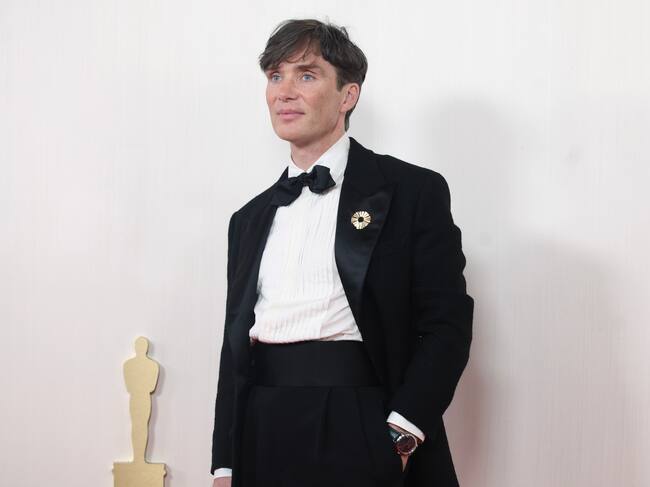 Cillian Murphy representó el aspecto más clásico de los actores, directores, productores de la ceremonia que reivindicaron el esmoquin. Pero el actor de Oppenheimer le dio su toque retro con ese pantalón algo subido de la cintura.