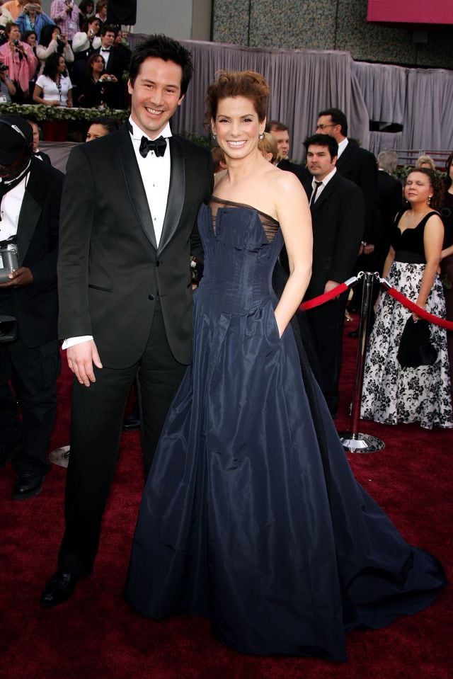 Keanu Reeves (i) y Sandra Bullock acuden a la celebración de la 78 edición de los premios Óscar en Hollywood, California, el 5 de marzo de 2006