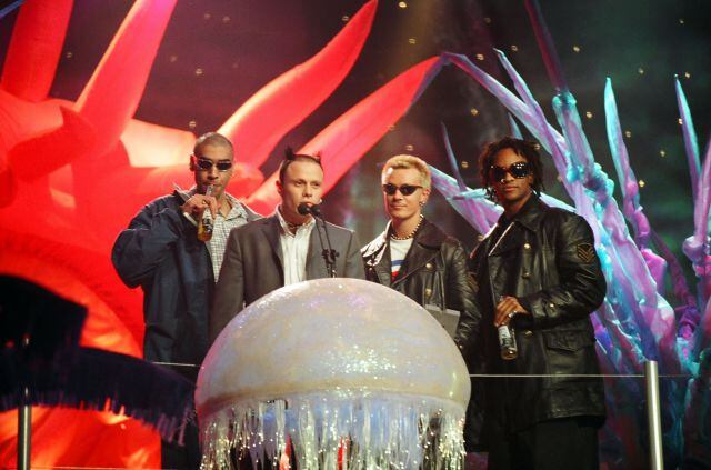 The Prodigy recogiendo premio en los MTV Europe Music Awards en 1997.