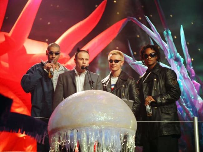 The Prodigy recogiendo premio en los MTV Europe Music Awards en 1997.