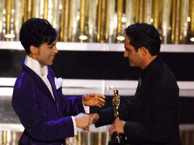 Prince, junto a Jorge Drexler, ganador del Oscar a mejor canción con 'Al Otro Lado del Rio', de la película 'Diarios de motocicleta'.