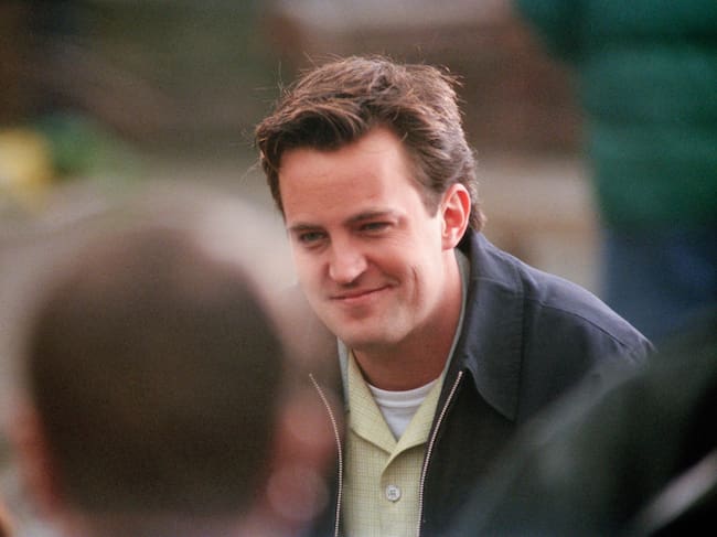 Matthew Perry en el set de 'Friends', 1998