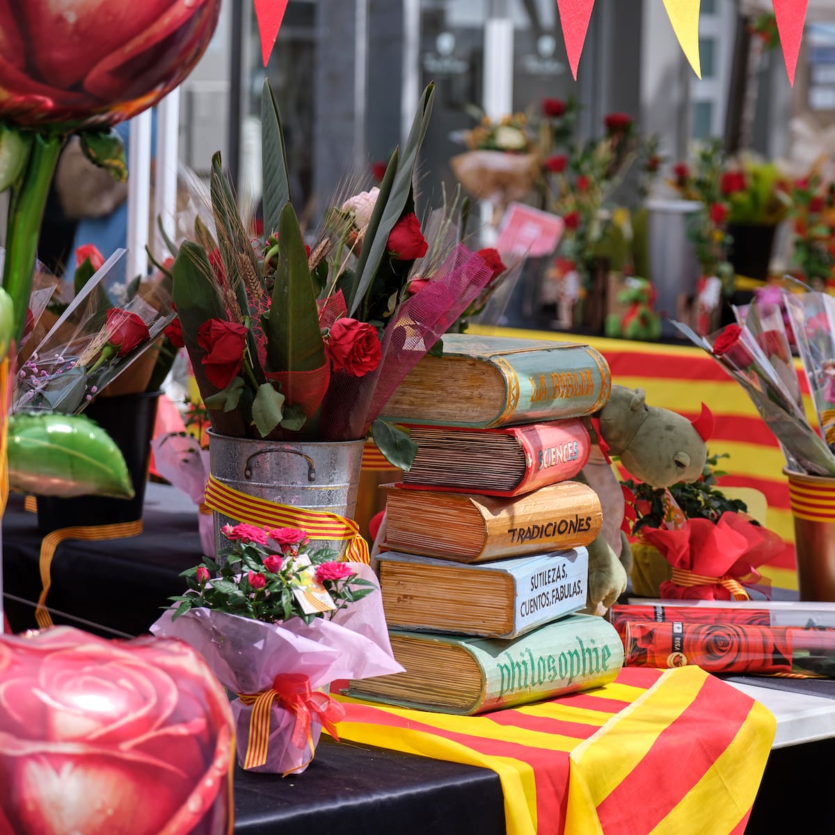 ¿Por qué en Sant Jordi se regalan libros y rosas? Este es el origen de la tradición