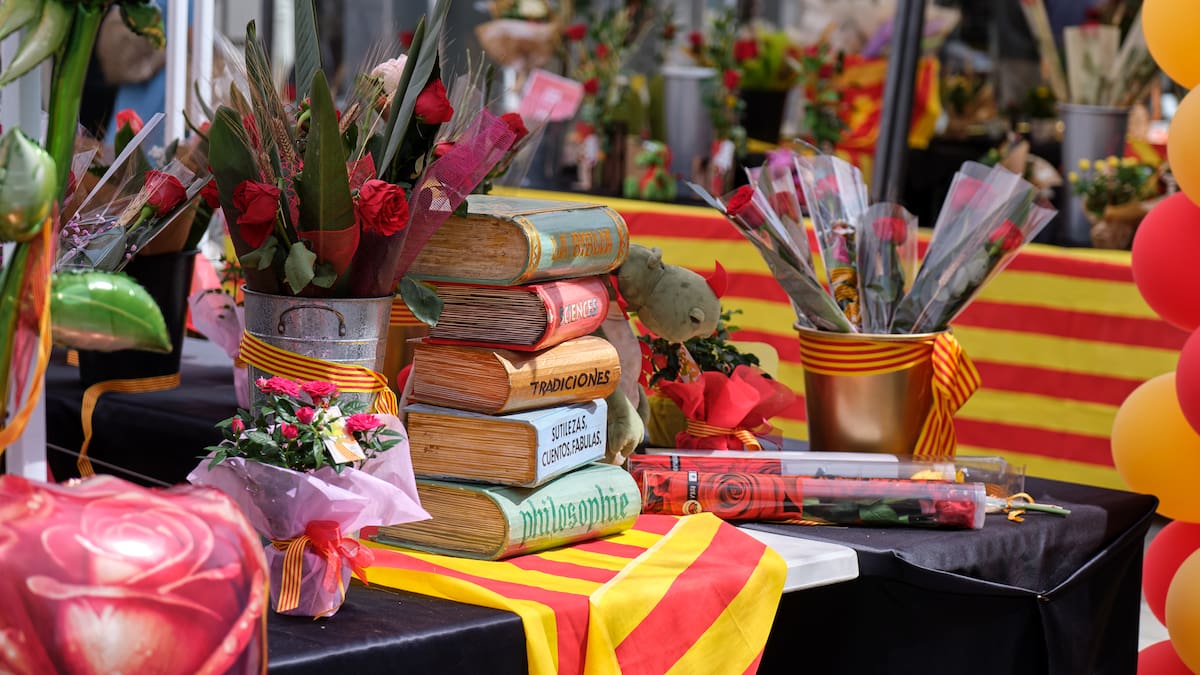 ¿Por qué en Sant Jordi se regalan libros y rosas? Este es el origen de la tradición
