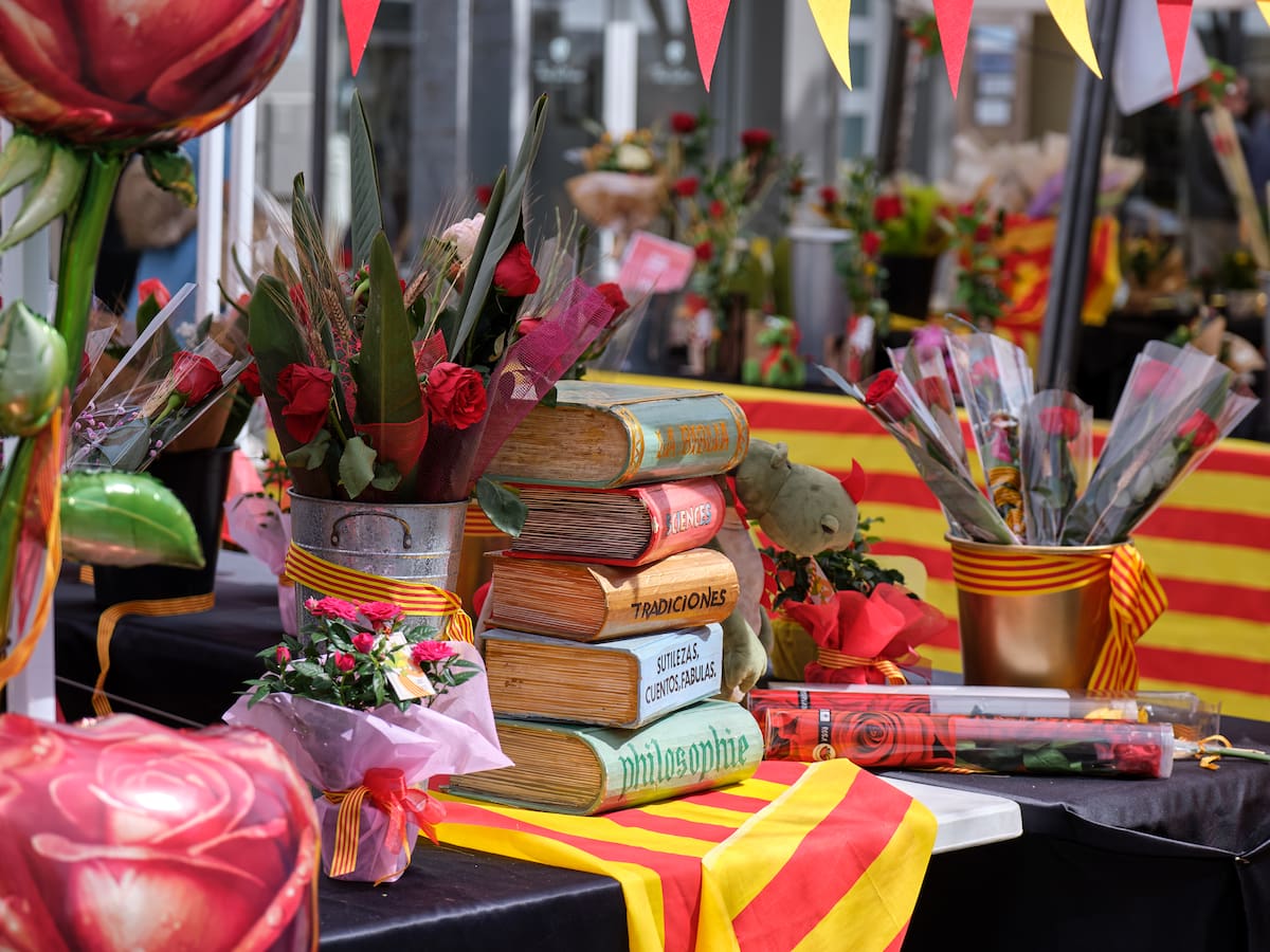 ¿Por qué en Sant Jordi se regalan libros y rosas? Este es el origen de la tradición