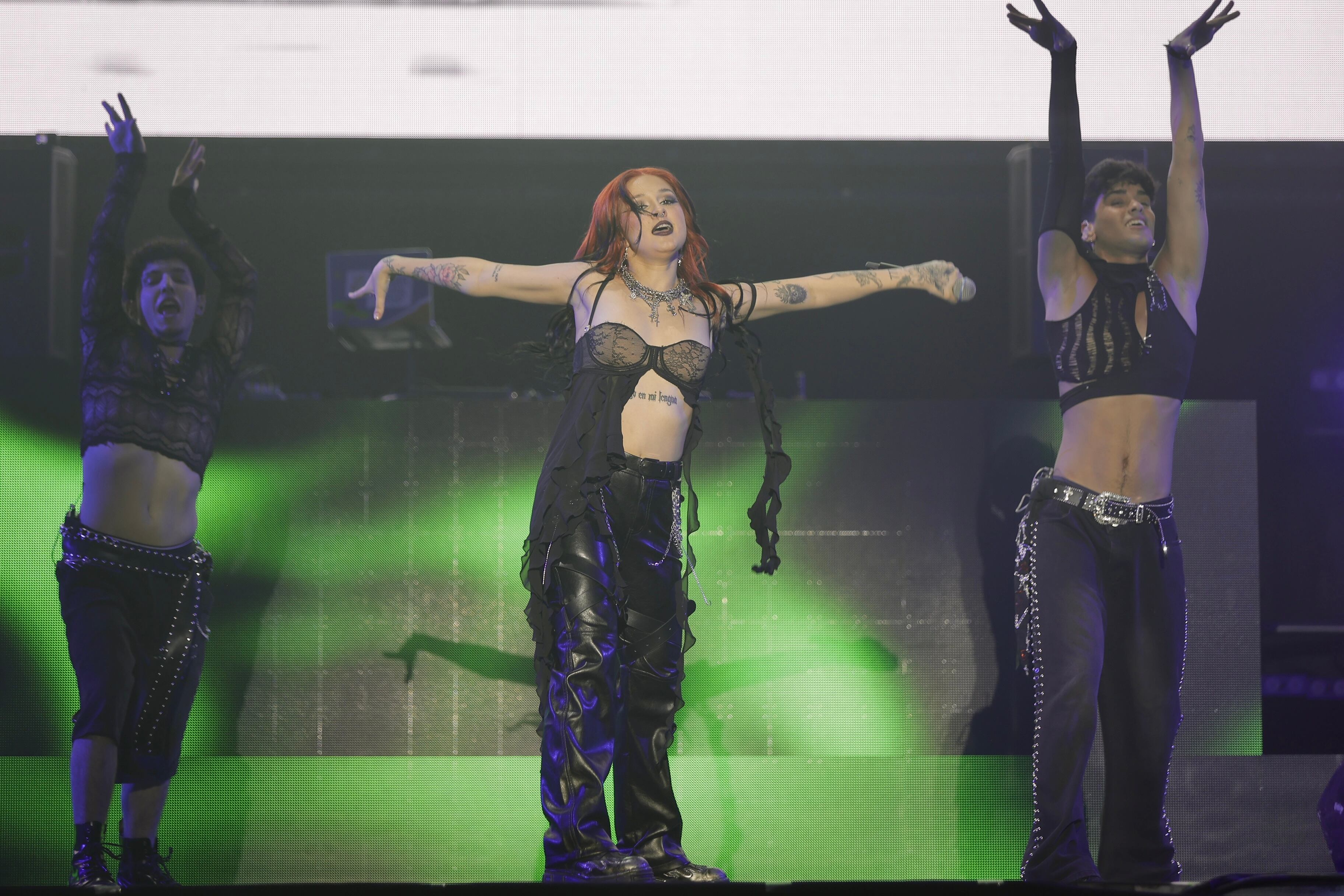 Desde que salió de 'Operación Triunfo' nos ha dejado tantas canciones que no podía cantar una y ha hecho un medley con 'La Balada', 'Estrella de rock' y 'Lokademás'.