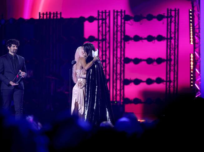 Karol G y Laura Pausini en los Latin Grammys 2023.