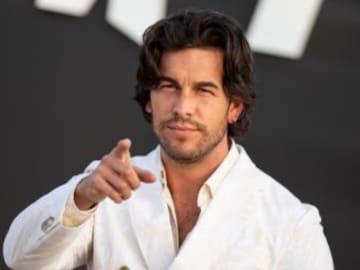 Mario Casas y Desiré Cordero confirman su noviazgo con un beso