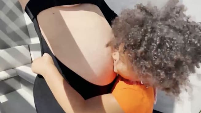 En el video, Stormi Webster besa el vientre de su mamá Kylie Jenner