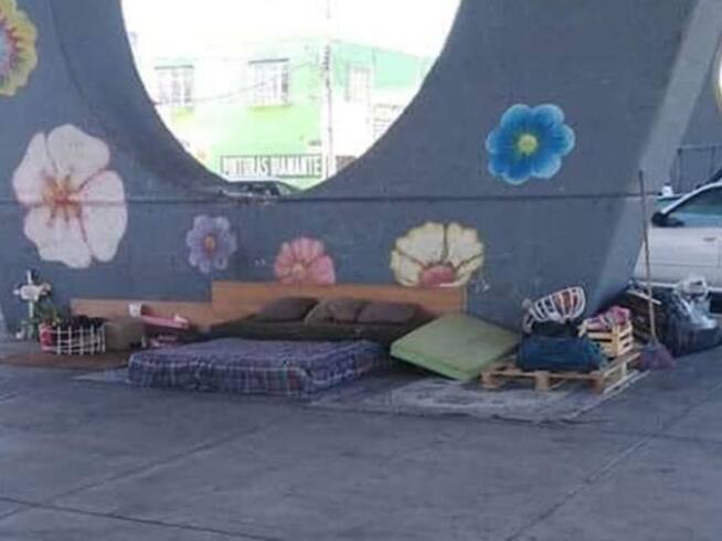 Persona en situación de calle sorprende con su cama debajo de puente