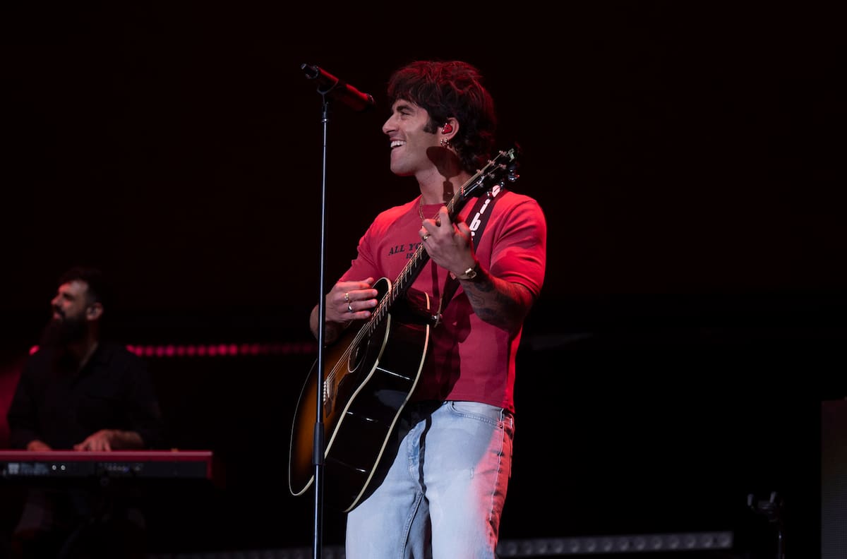 El sevillano ha interpretado su clásico Todo contigo, una canción que, por muchos años que pasen, sigue coreando el público como el primer día.