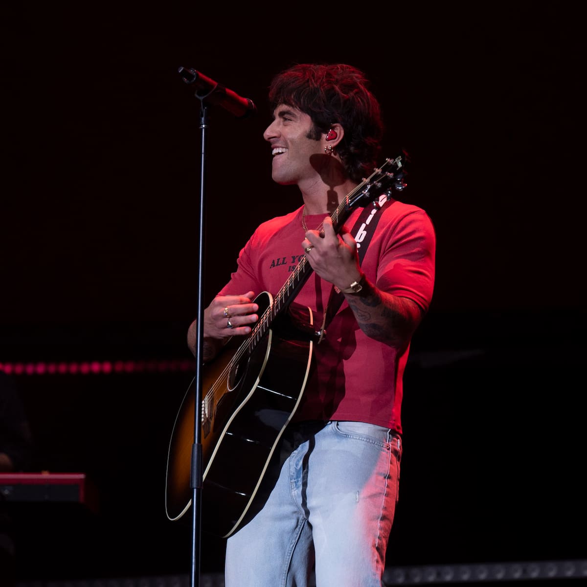 Álvaro de Luna hace vibrar LOS40 Primavera Pop con su actuación de 'Dime dónde estás' y 'Todo Contigo'