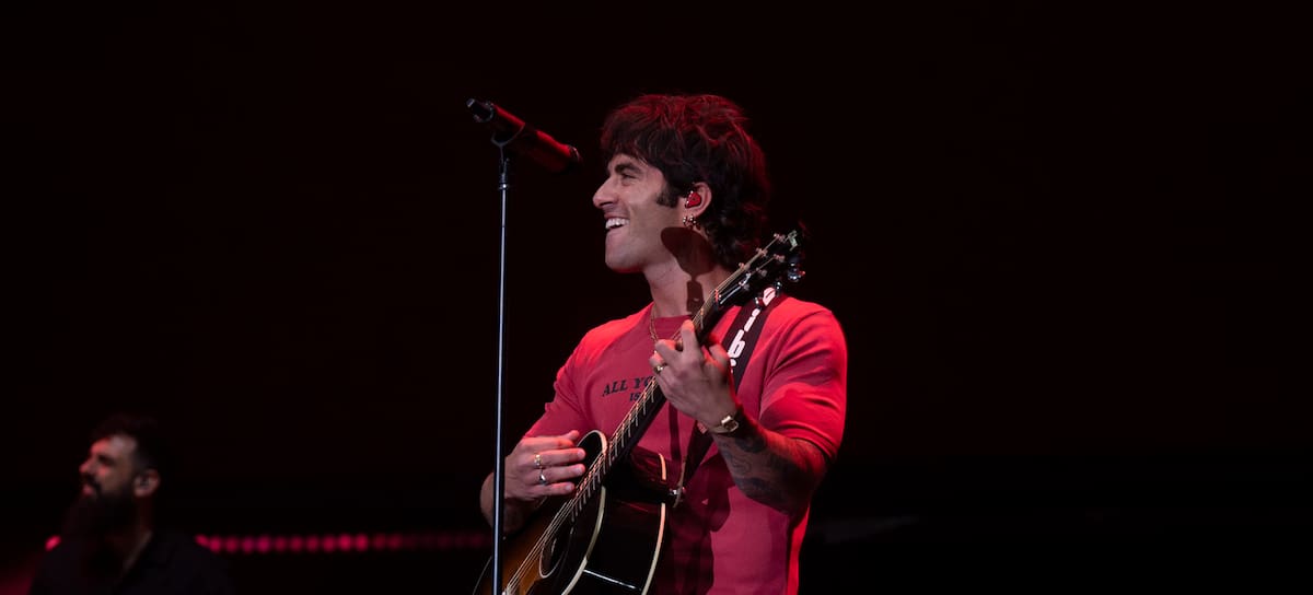 El sevillano ha interpretado su clásico Todo contigo, una canción que, por muchos años que pasen, sigue coreando el público como el primer día.