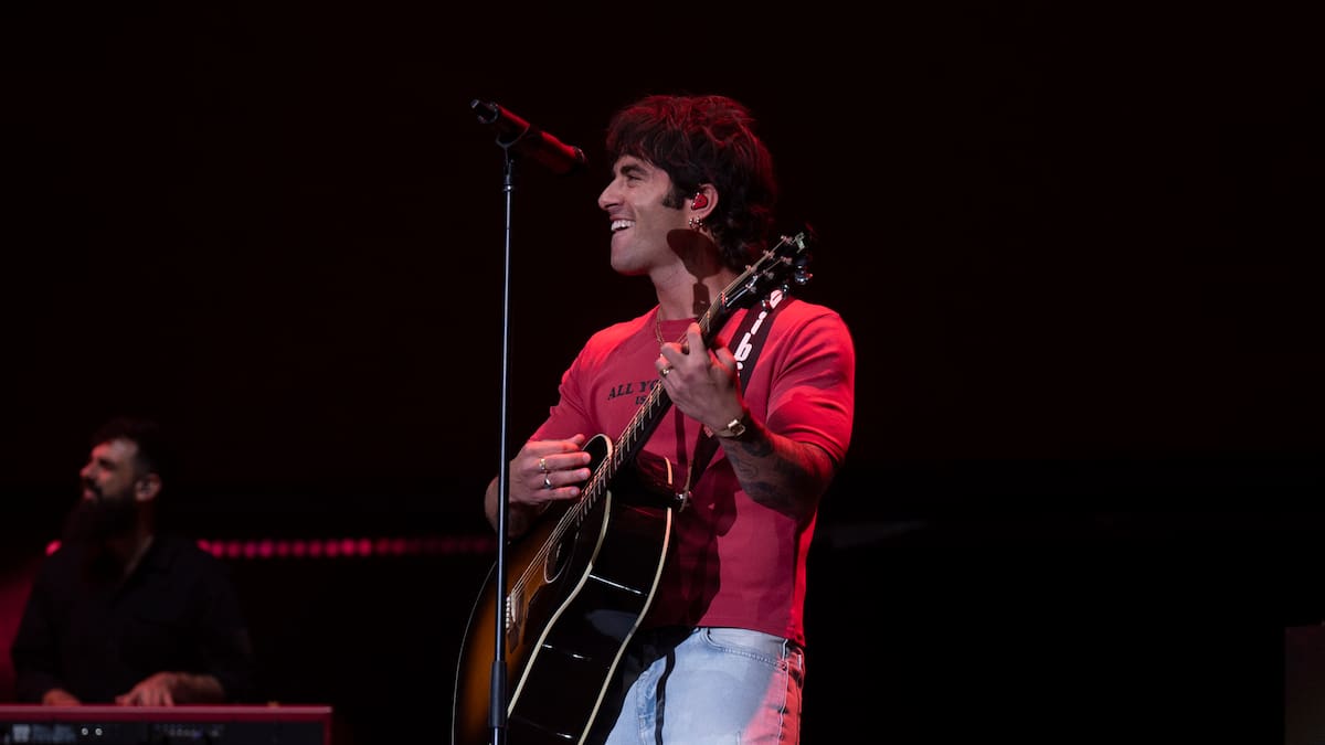 Álvaro de Luna hace vibrar LOS40 Primavera Pop con su actuación de 'Dime dónde estás' y 'Todo Contigo'