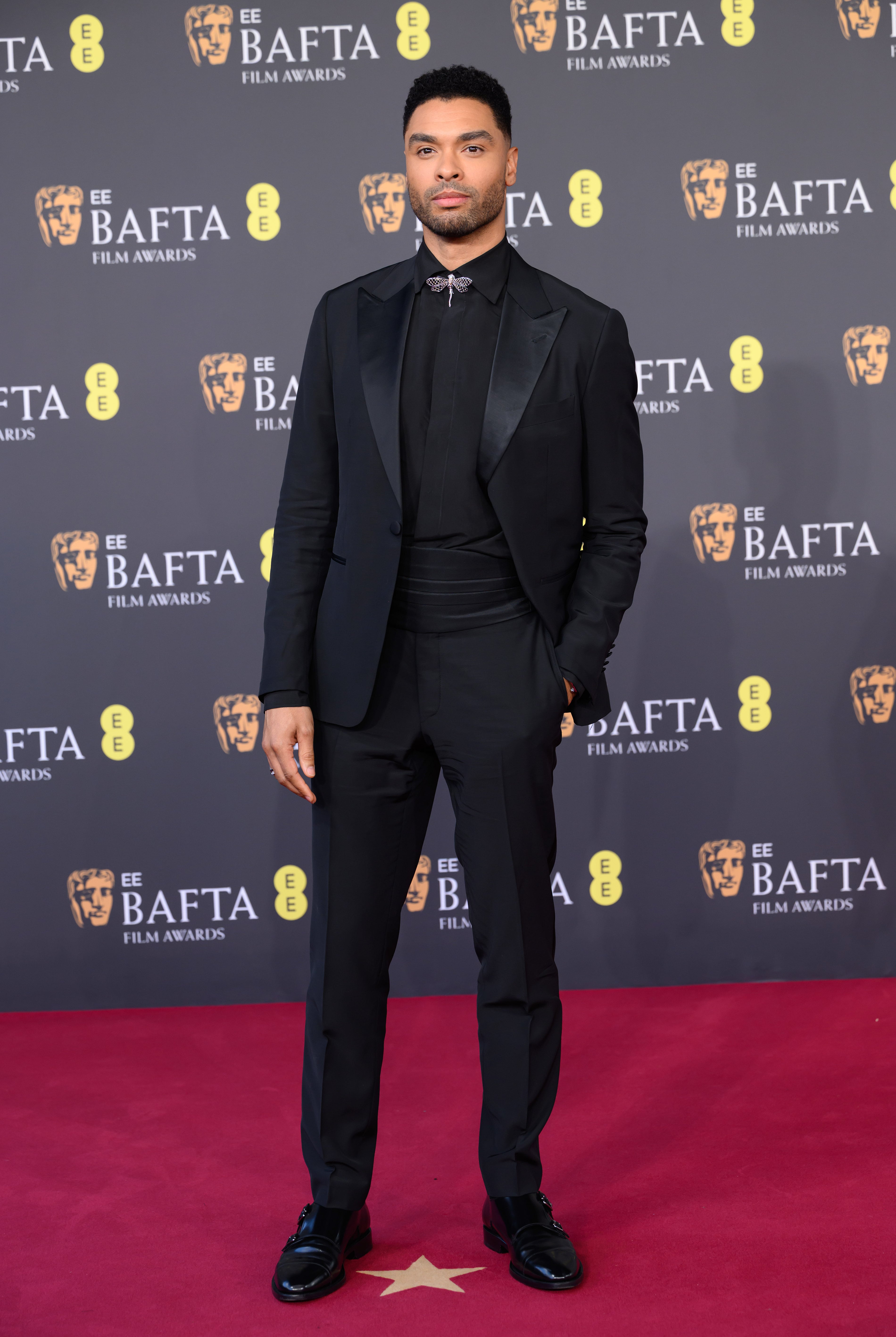 Traje de Hugo Boss para uno de los galanes de Los Bridgerton que escogió el negro como color absoluto al que puso color con el broche al cuello de una libélula.