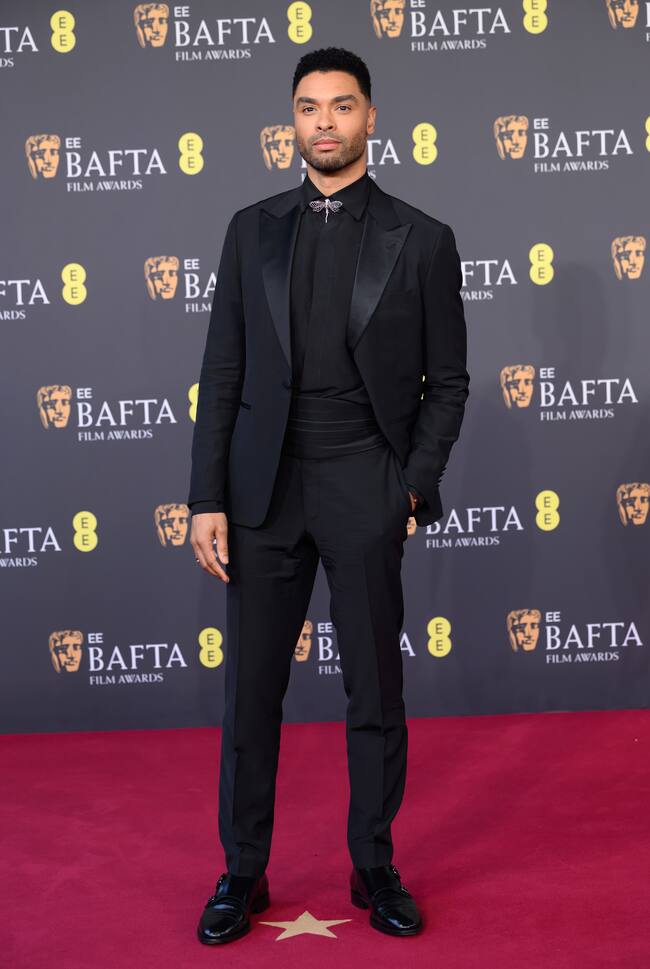 Traje de Hugo Boss para uno de los galanes de Los Bridgerton que escogió el negro como color absoluto al que puso color con el broche al cuello de una libélula.