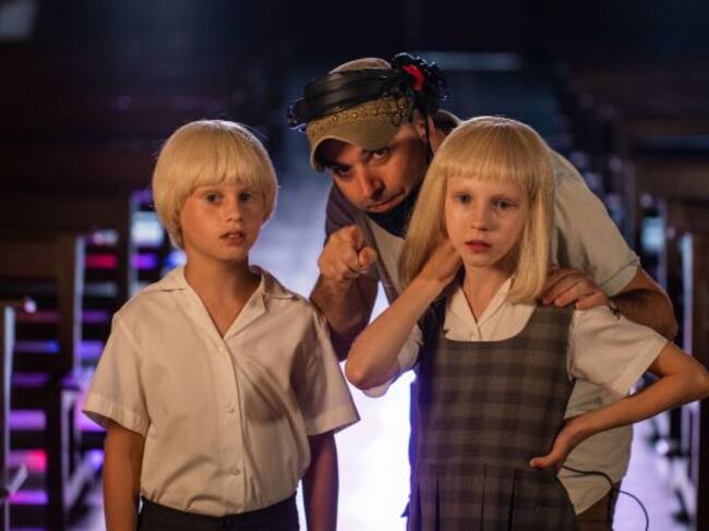 Carlos y Anastasia junto al director en el set de rodaje.