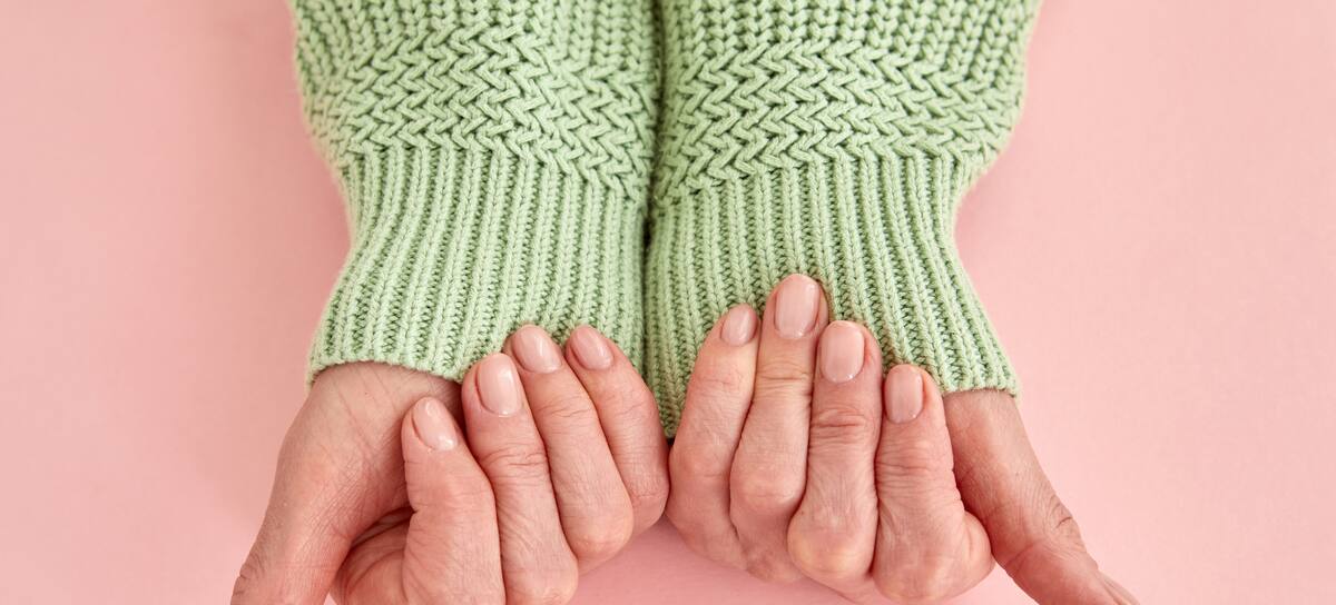 Unas manos de mujer mostrando las uñas
