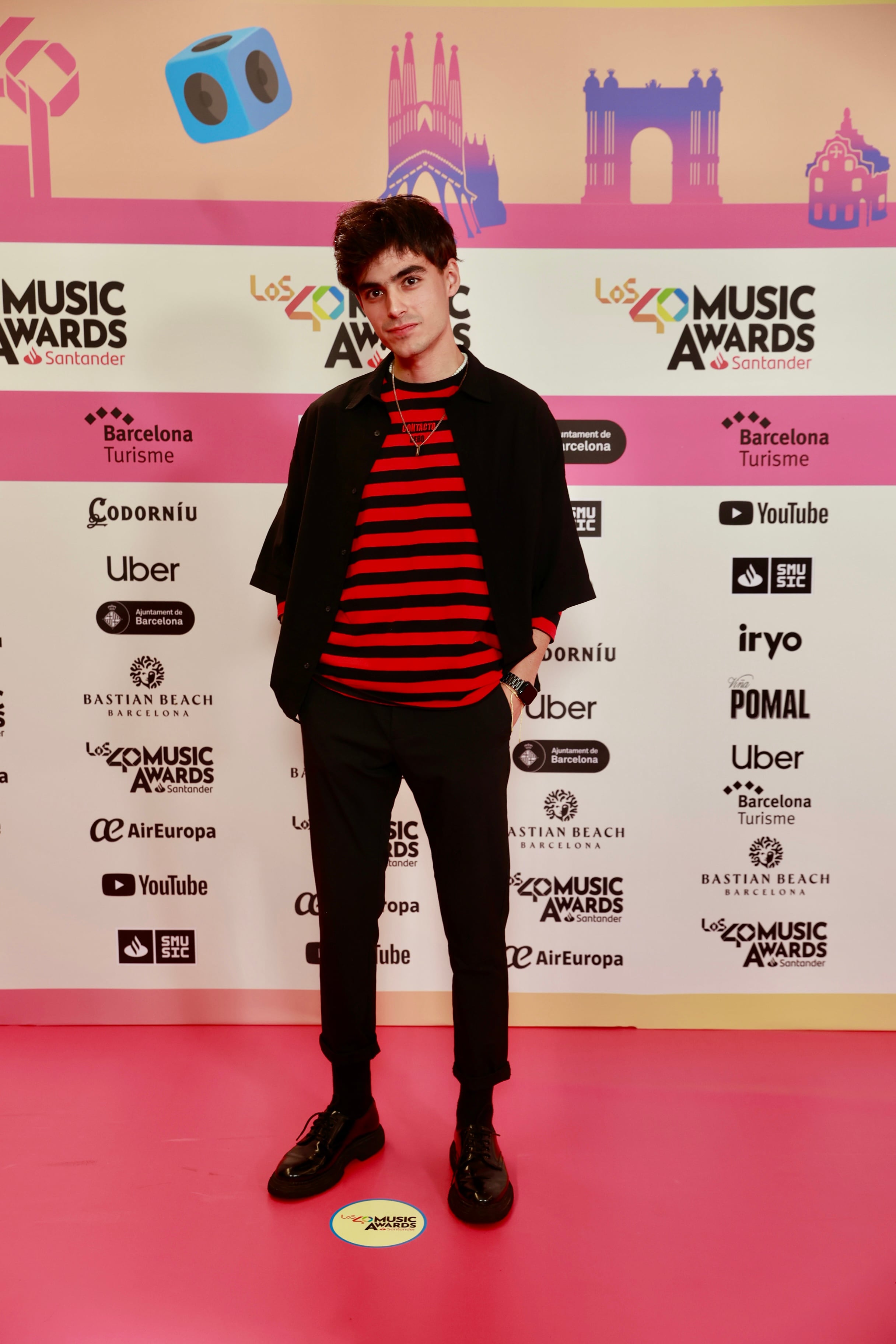 Charlie USG ha rescatado ese look de principios de los 2000&#039;s y lo ha llevado a la cena de nomiandos de LOS40 Music Awards Santander 2024.n