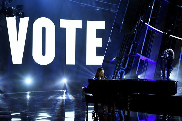 Con la palabra &quot;vote&quot; (¡Voten!), la cantante quiso invitar a los estadounidenses a hacer una elección correcta a la presidencia. Sin embargo, el mensaje fue censurado en televisión. Cortesía: Kevin Winter/Getty Images