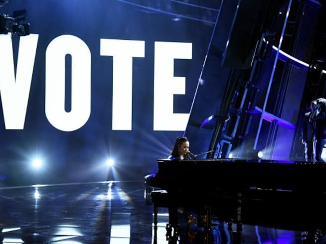 Con la palabra &quot;vote&quot; (¡Voten!), la cantante quiso invitar a los estadounidenses a hacer una elección correcta a la presidencia. Sin embargo, el mensaje fue censurado en televisión. Cortesía: Kevin Winter/Getty Images
