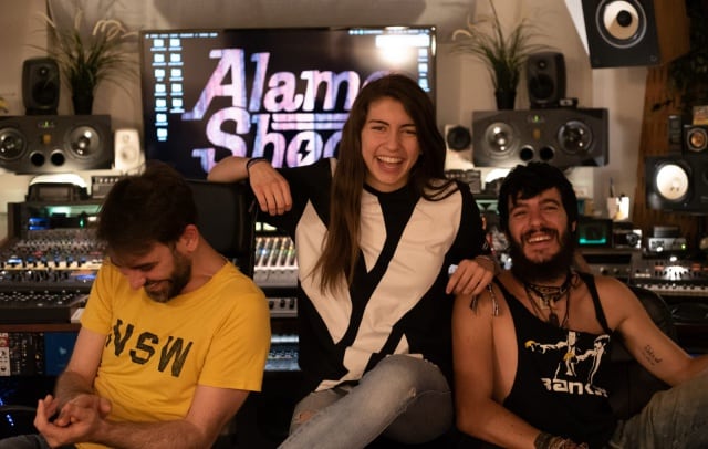 Gullermo Mostaza (productor), Sara Socas y Fran Mariscal en el estudio