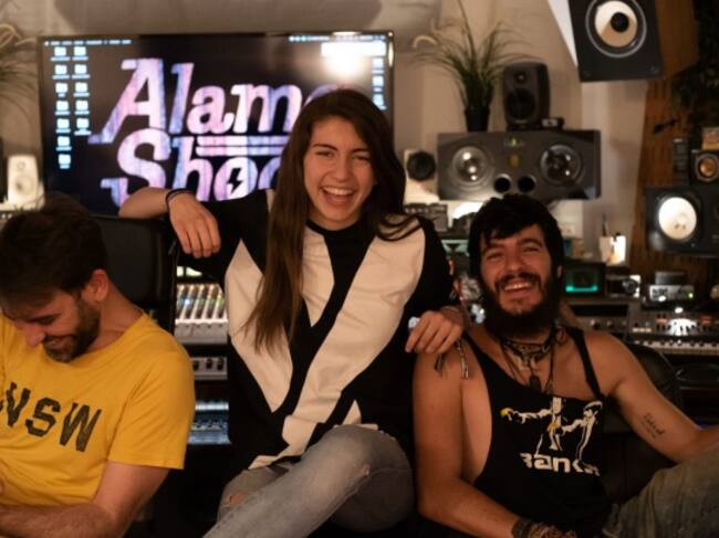 Gullermo Mostaza (productor), Sara Socas y Fran Mariscal en el estudio