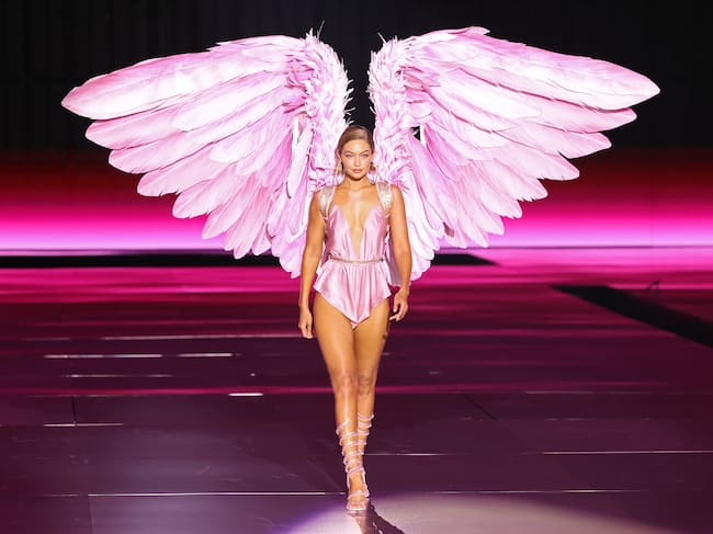 La primera modelo en emerger del suelo de esa preciada pasarela fue Gigi Hadid con unas espectaculares alas que tenían movimiento. Se abrían y se cerraban generando una gran dosis de realidad a ese ángel que representaba.