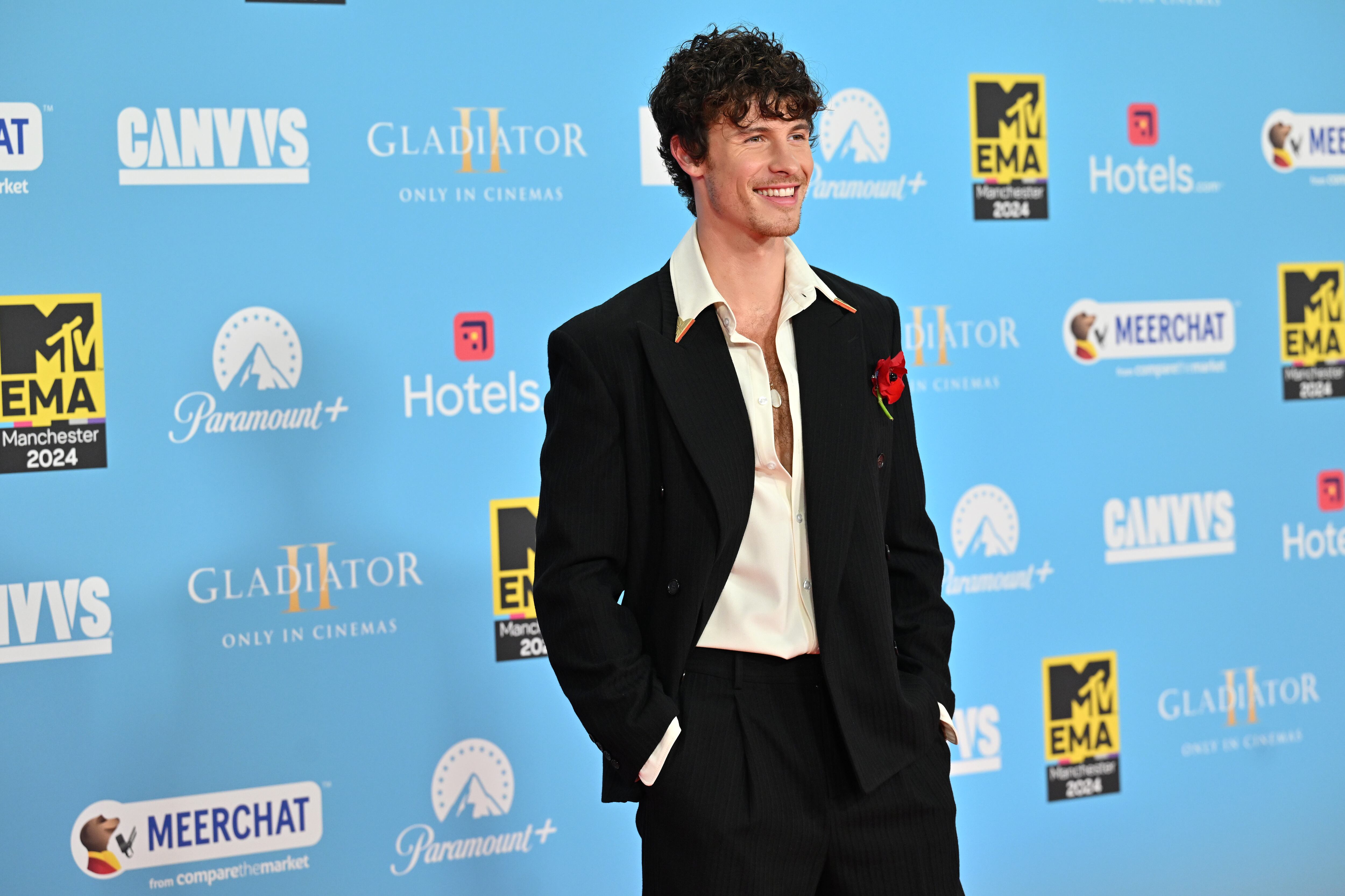 Su traje negro con camiseta blanca abierta en el cuello es ya un must en cada alfombra roja... Y nos deja con la baba colgando y la miel en los labios.