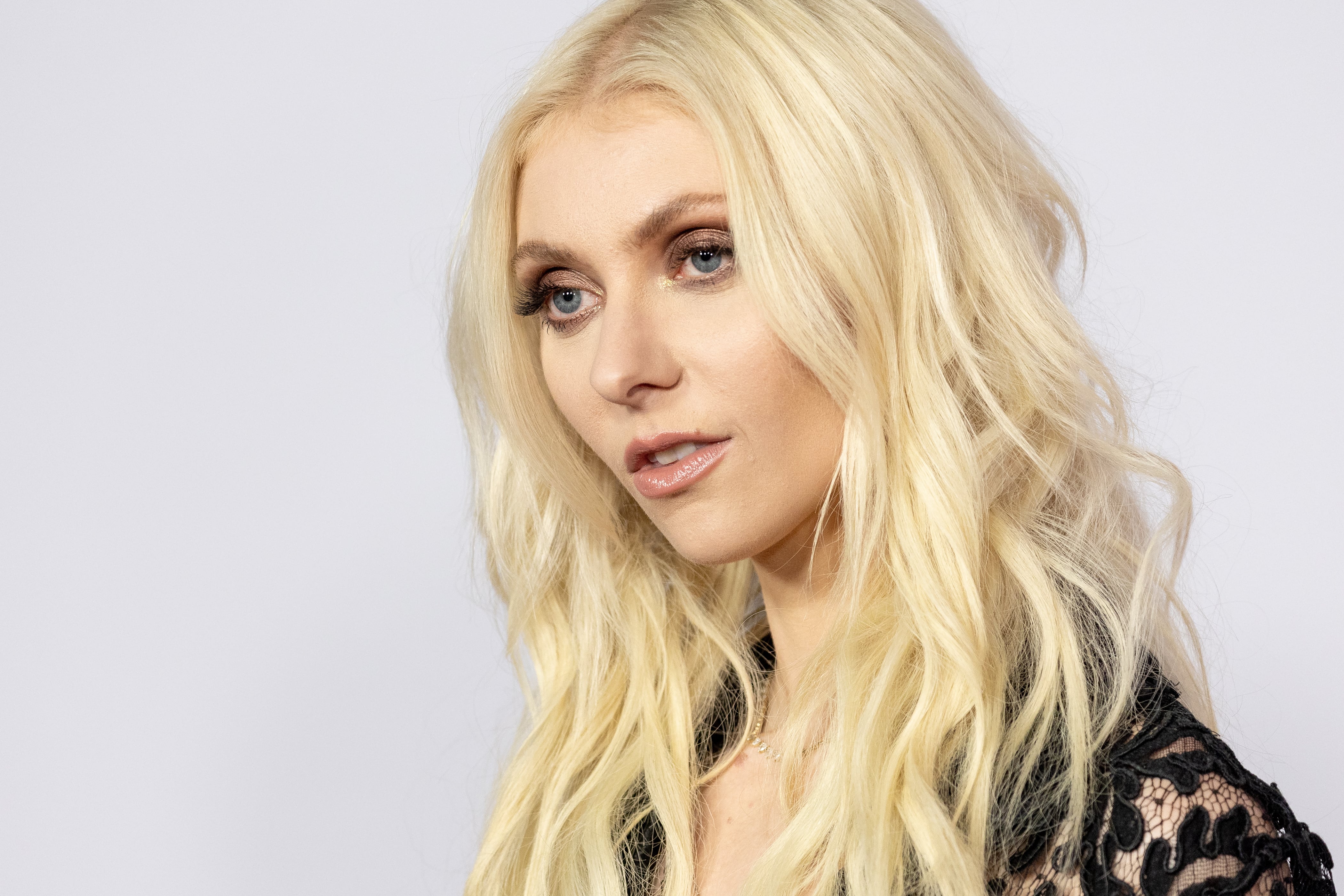 Tayrlor Momsen en los iHeartRadio Music Awards de 2022.