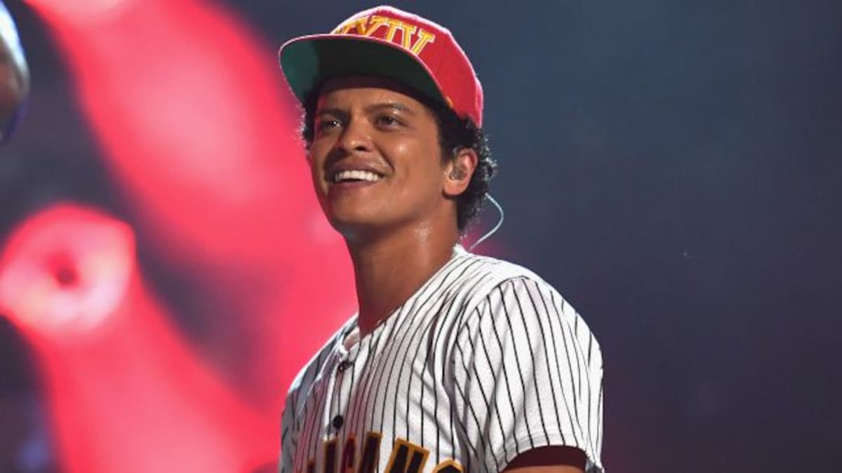 ¿Has escuchado a Bruno Mars cantando en castellano?