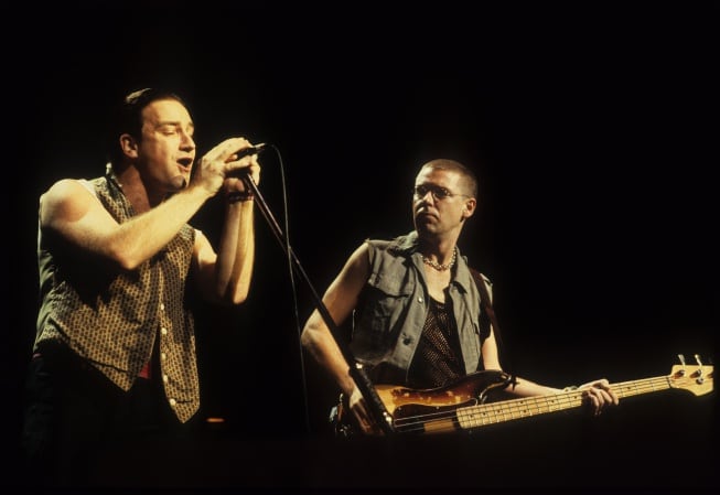 Bono y Adam Clayton de U2 en una foto de 1987.