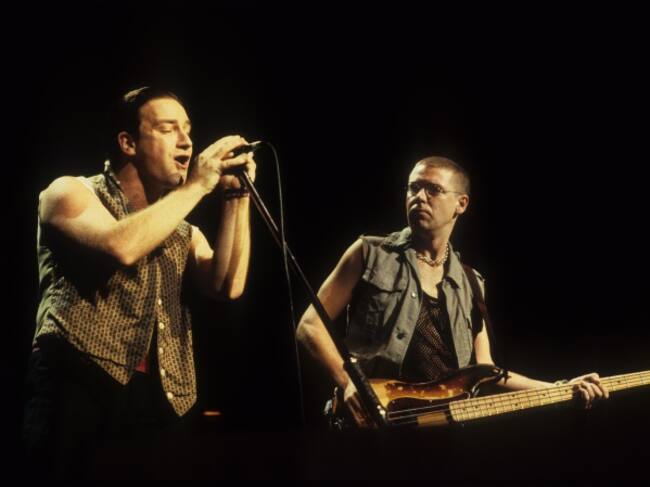 Bono y Adam Clayton de U2 en una foto de 1987.