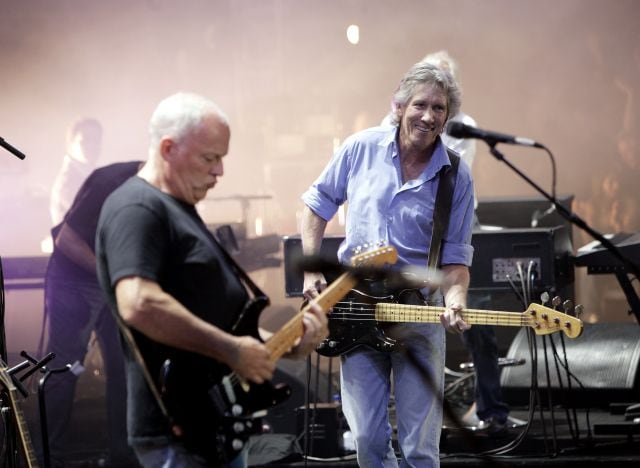 David Gilmour y Roger Waters, miembros de Pink Floyd, en el concierto &#039;Live 8 London&#039; en Hyde Park en 2005 en Londres.