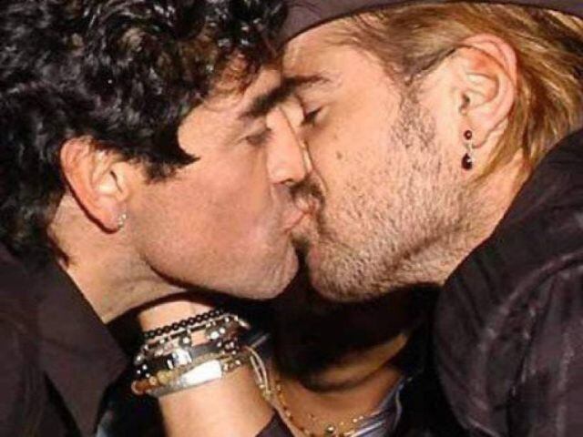 Maradona y Colin Farrell, se besaron para confirmar su amistad.