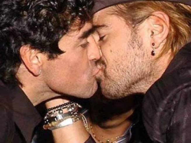 Maradona y Colin Farrell, se besaron para confirmar su amistad.