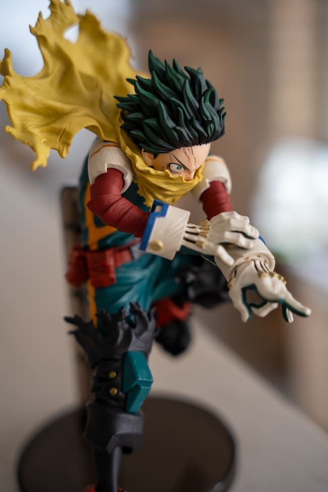 Esta figura de Deku de My Hero Academia de Banpresto pide espacio en tu estantería.