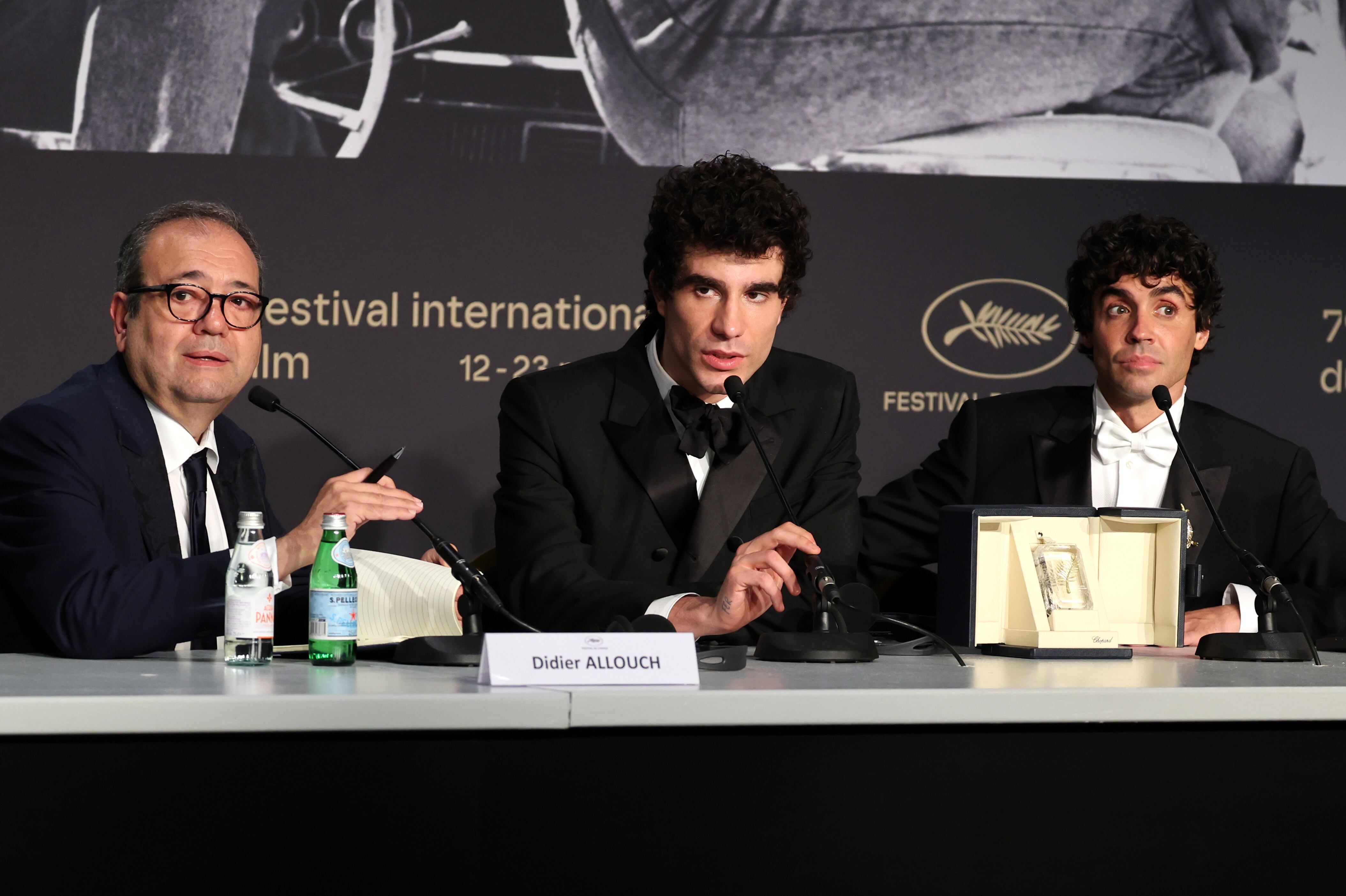 Didier Allouch y Javier Calvo y Javier Ambrossi en la rueda de prensa de ganadores del Festival de Cannes 2026. / Hoda Davaine/Getty