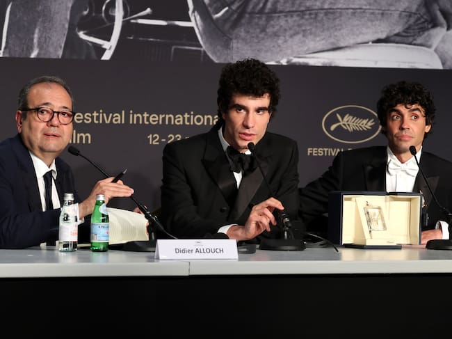 Didier Allouch y Javier Calvo y Javier Ambrossi en la rueda de prensa de ganadores del Festival de Cannes 2026. / Hoda Davaine/Getty