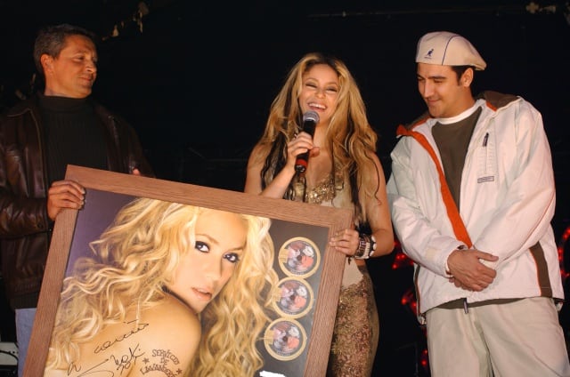 Shakira recibe el cuádruple disco de platino durante el evento de presentación de Laundry Service en La Riviera, junto a Tony Aguilar.