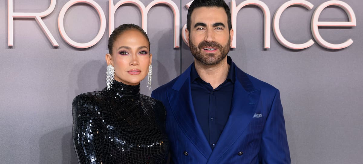 Jennifer Lopez y Brett Goldstein en 'Turbulencias en la oficina'