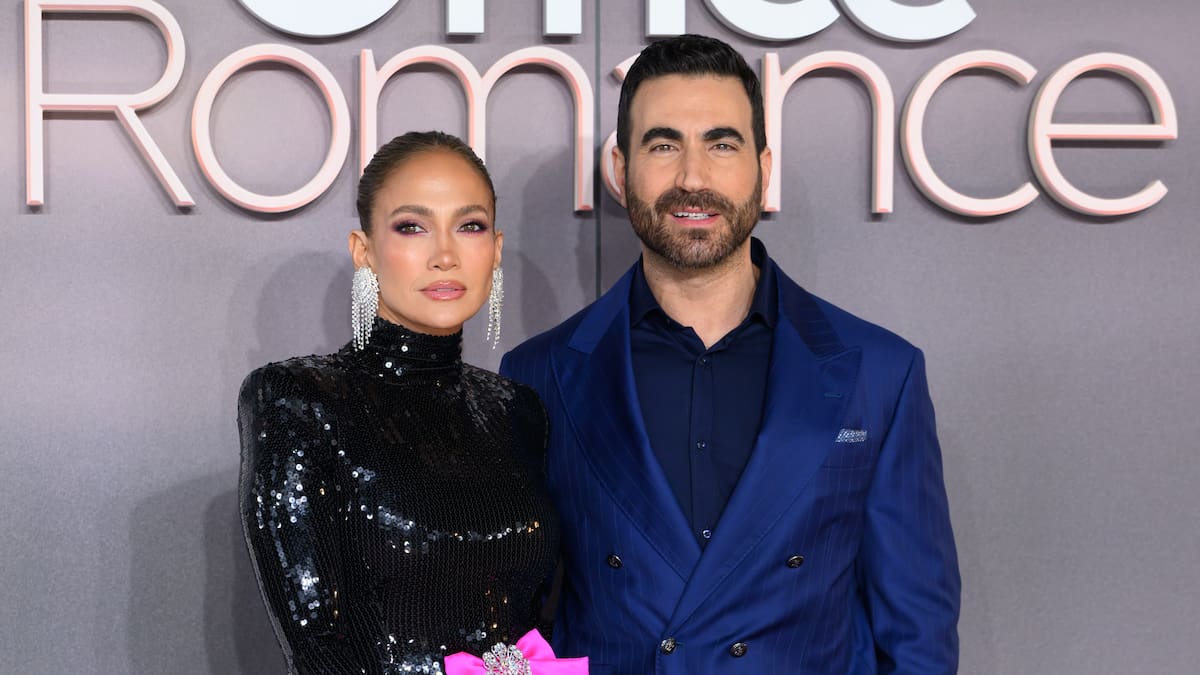 Brett Goldstein: el nuevo romance de Jennifer Lopez en 'Turbulencia en la oficina' que has visto antes