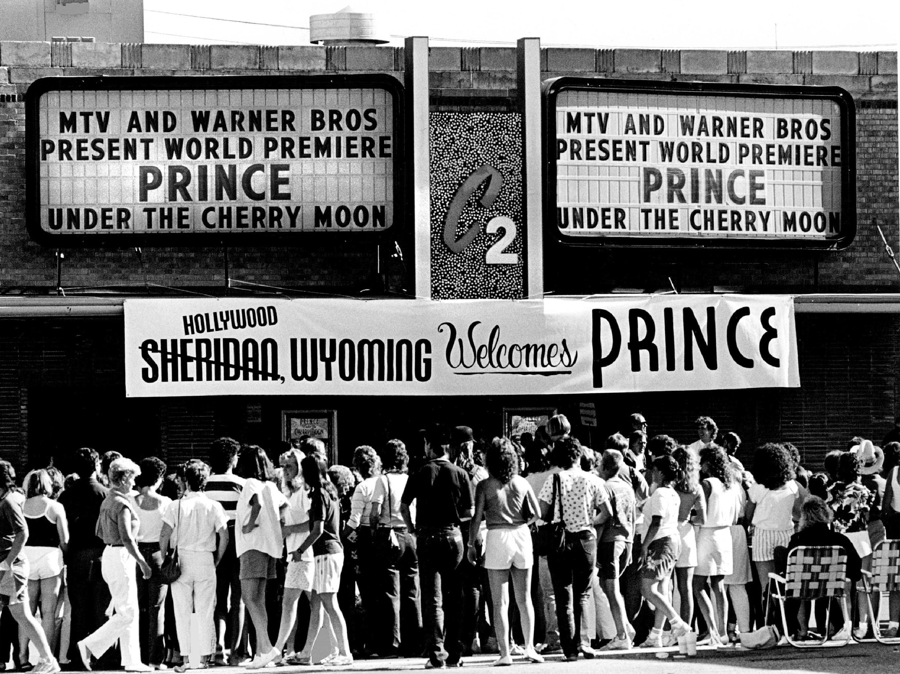 El cine Centennial en Sheridan estaba abarrotado de personas esperando para echar un vistazo a las estrellas y celebridades que llegaban