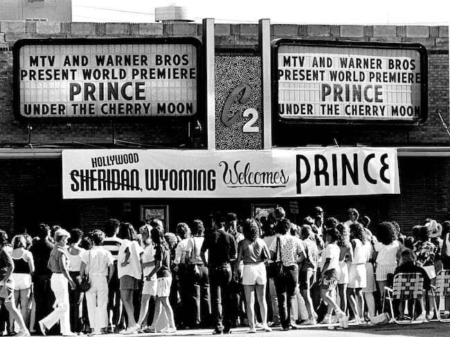 El cine Centennial en Sheridan estaba abarrotado de personas esperando para echar un vistazo a las estrellas y celebridades que llegaban