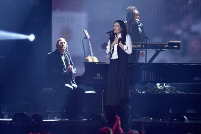 Lorde en su tributo a David Bowie en los Brit Awards 2016 (Getty)