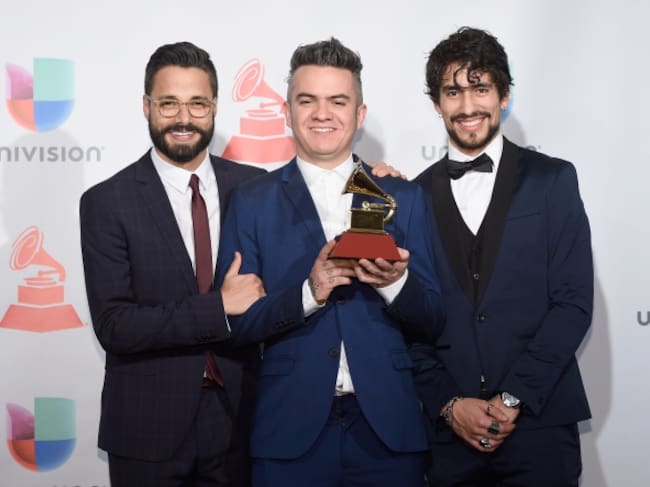 Diamante Eléctrico con su Grammy latino en 2017.
