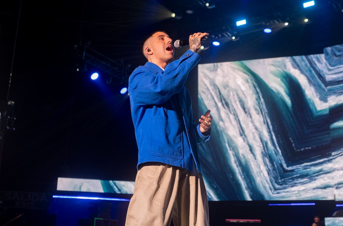 Con la voz y los pegadizos ritmos de este artista que no para de crecer en la industria de fondo, el recinto de la capital se ha puesto a buscar ‘Luciérnagas’... Y alguno que otro incluso ha dejado ‘Un beso a la mitad’ en medio de su actuación.