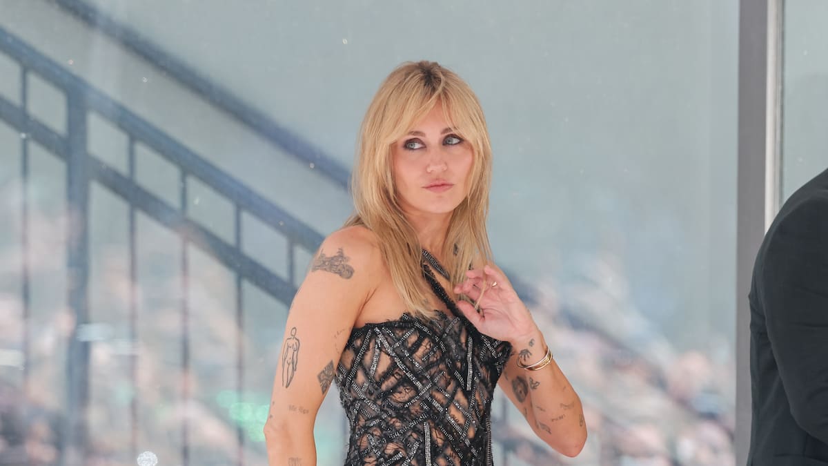 Miley Cyrus potencia el bajo y la necesidad de bailar con 'Bass Persuades remixx'